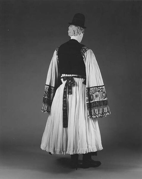 Ensemble, (a, b) cotton
(c) wool, Hungarian