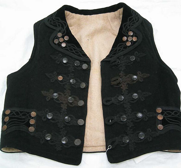 Ensemble, (a, b) cotton
(c) wool, Hungarian