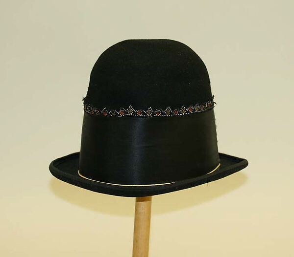 Ensemble, (a, b) cotton
(c) wool, Hungarian