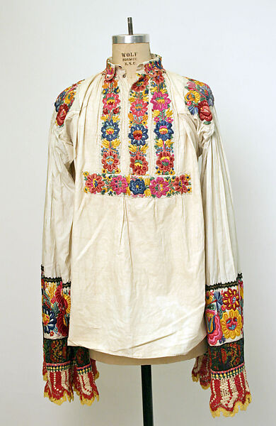 Ensemble, (a, b) cotton
(c) wool, Hungarian