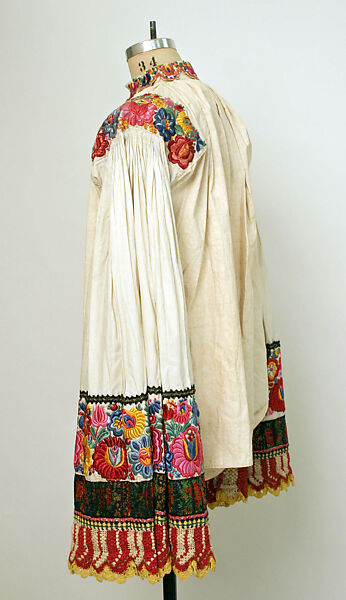 Ensemble, (a, b) cotton
(c) wool, Hungarian