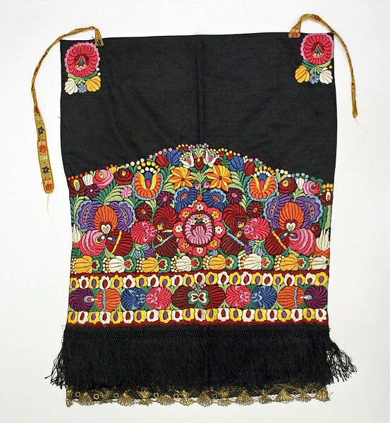 Ensemble, (a, b) cotton
(c) wool, Hungarian