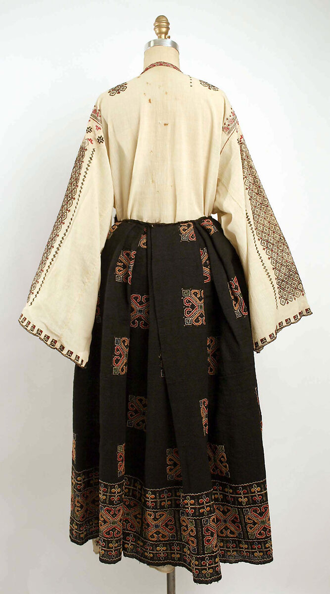 Ensemble, linen, Romanian