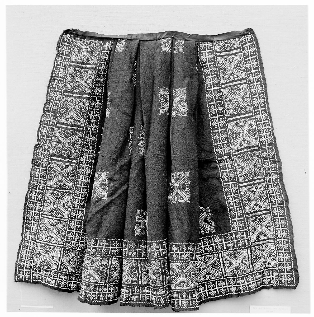 Ensemble, linen, Romanian