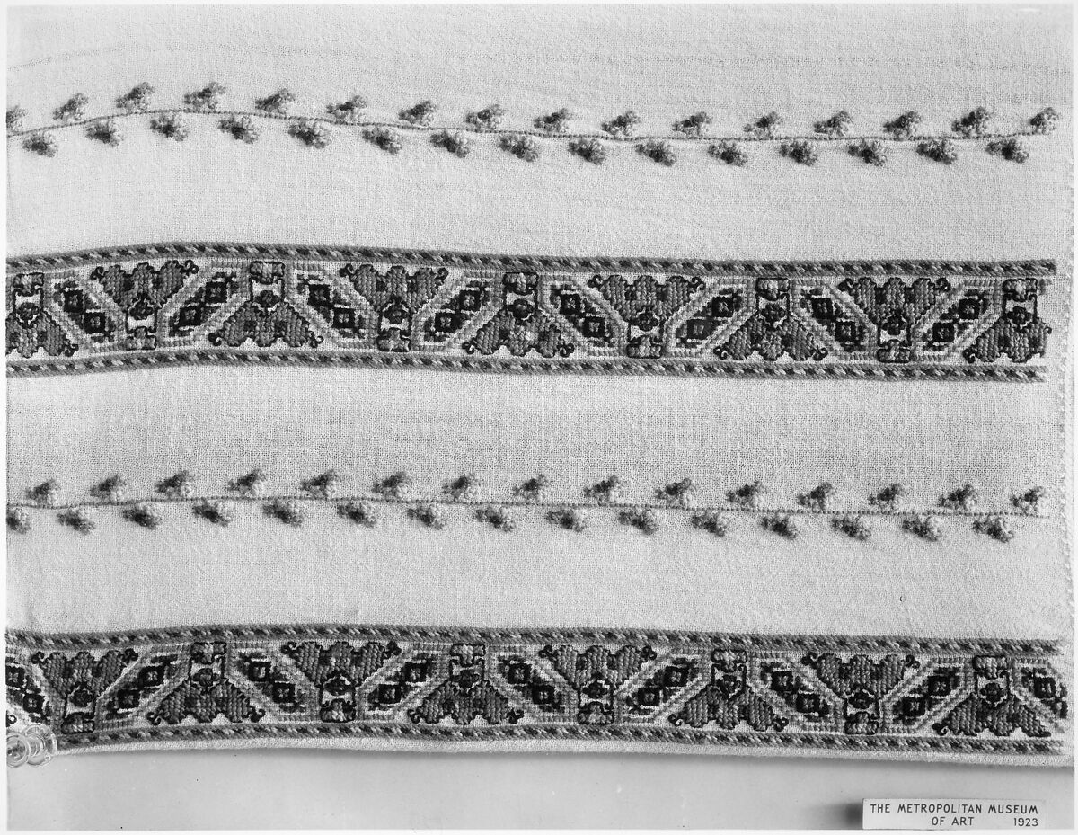 Ensemble, (a, c) cotton
(b,d) wool, Romanian